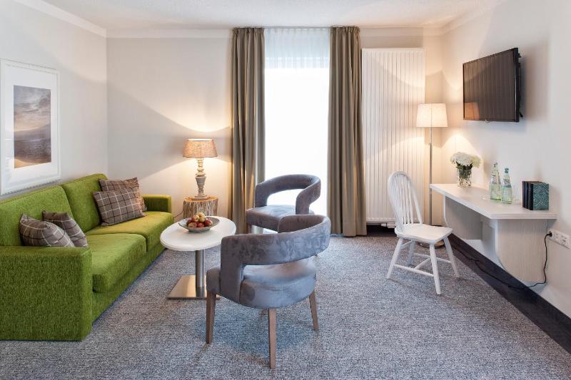 Junior Suite with View of the Golf Course image 3