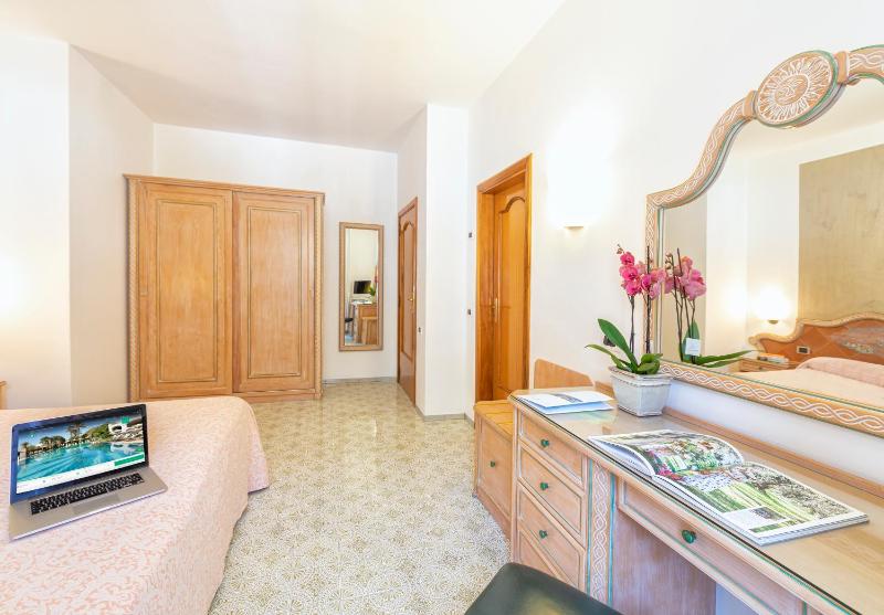 Classic Double Room image 3