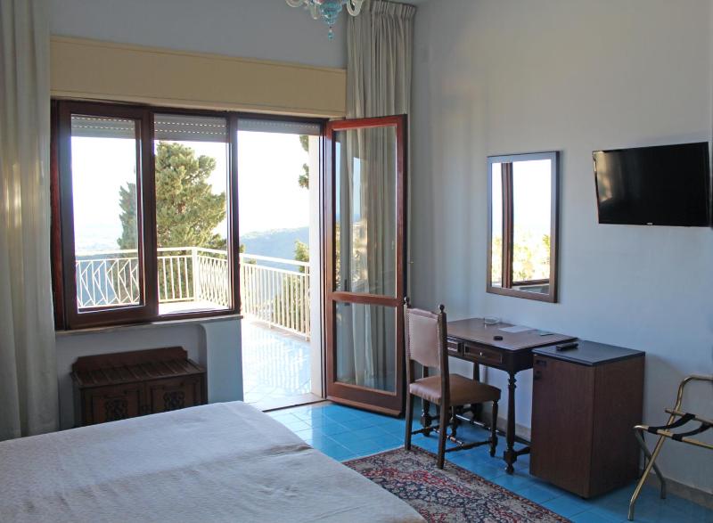Double or Twin Room with Balcony and Sea View image 2