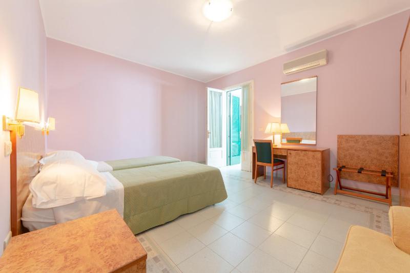 Comfort Quadruple Room image 2