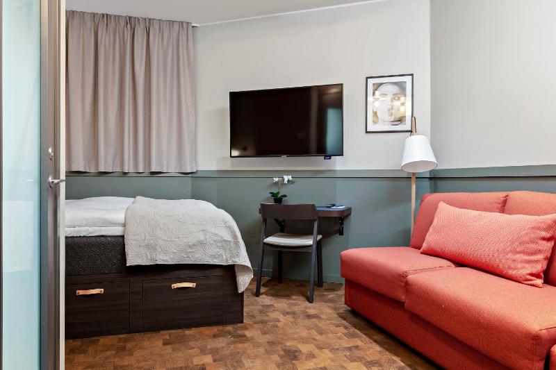 Superior Queen Room with Single Bed image 3