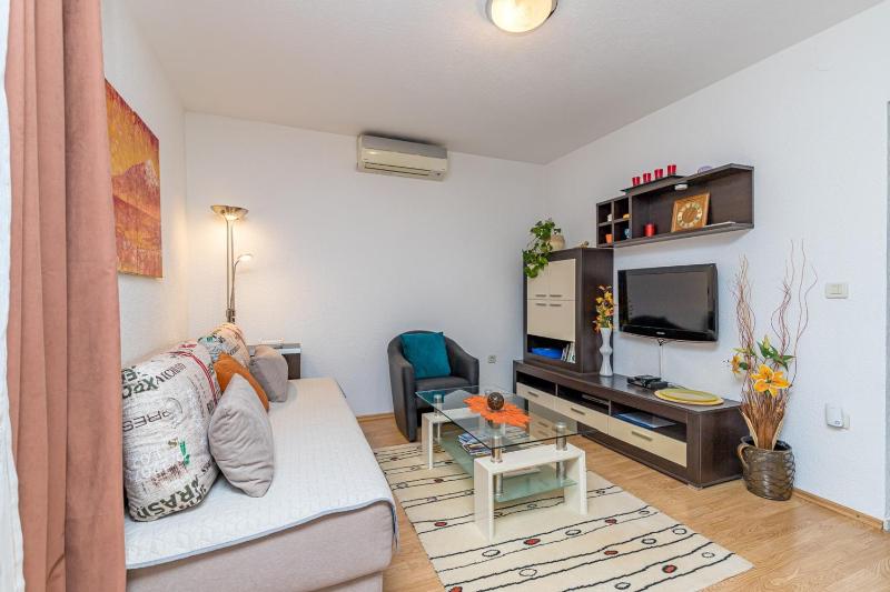 Apartment with Garden View image 4