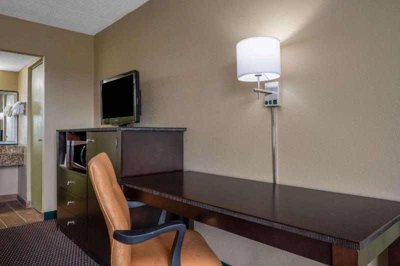 King Room with Roll-In Shower - Mobility Access/Non-Smoking image 4