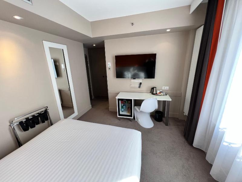 Standard Room image 4