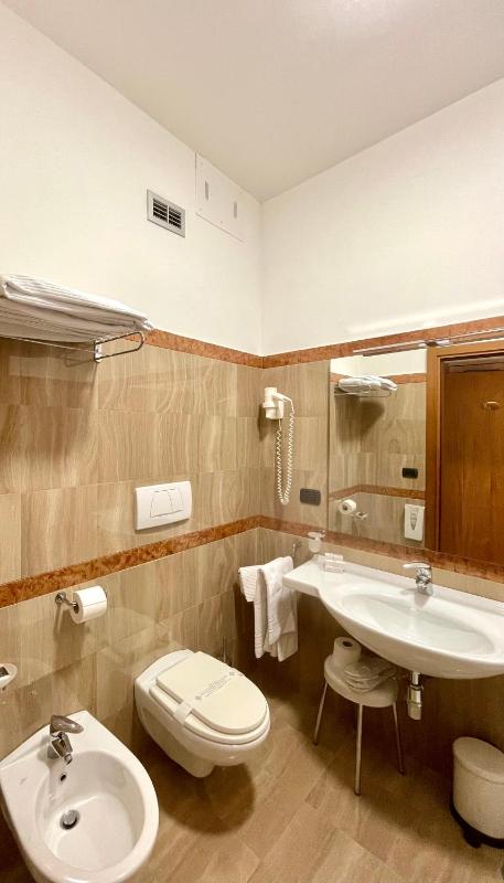 Standard Triple Room image 3