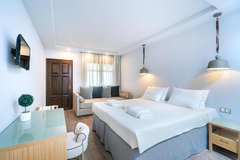 Deluxe Room with Garden or Side Sea View image 1