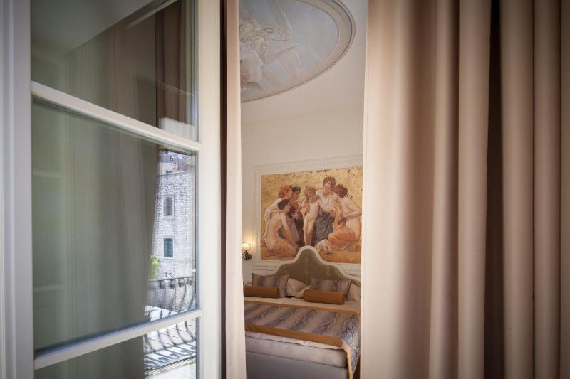 Executive Suite with Balcony image 4