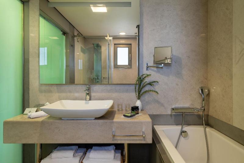 Deluxe Double or Twin Room with Pool View image 3