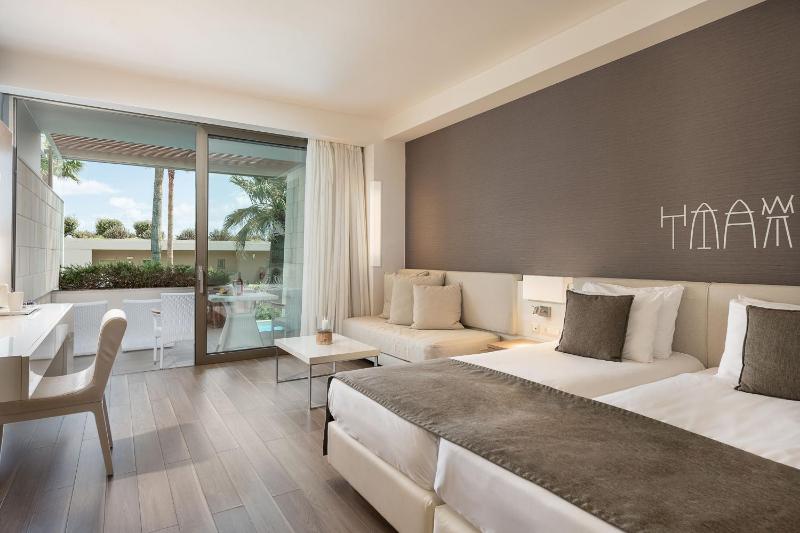 Deluxe Double or Twin Room with Shared Pool  image 3