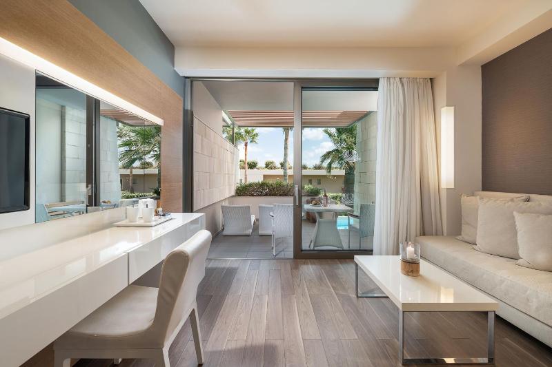 Deluxe Double or Twin Room with Shared Pool  image 4