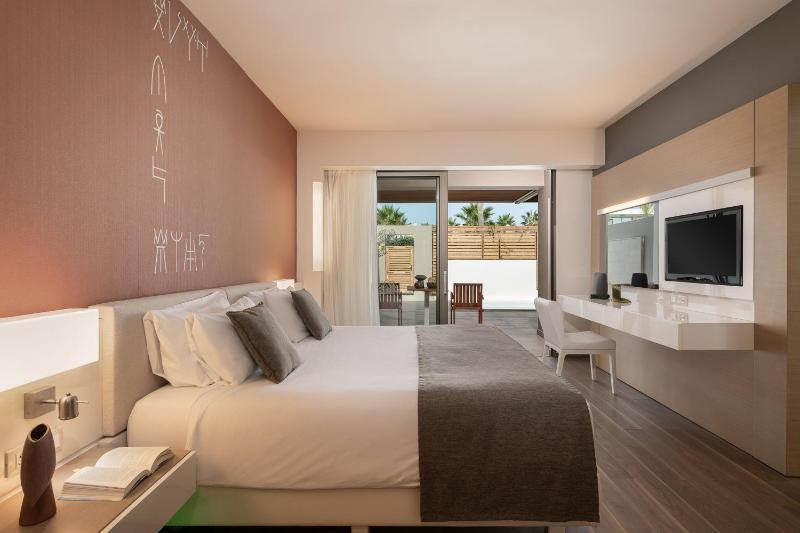 Deluxe Suite with Private Pool image 1