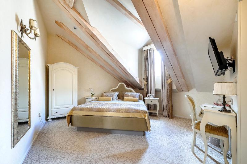 Classic Double Room image 1
