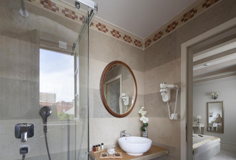 Classic Double Room image 4