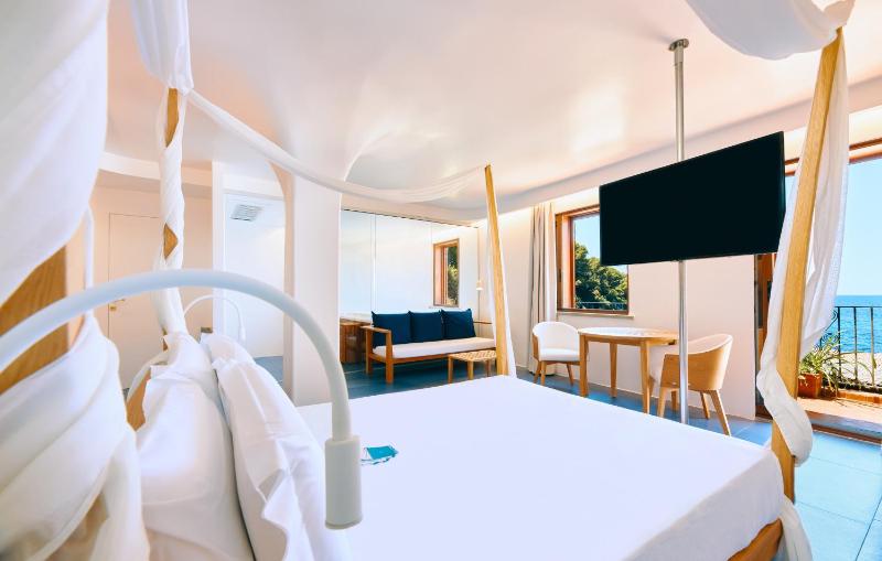 Deluxe Suite with Spa Bath image 3