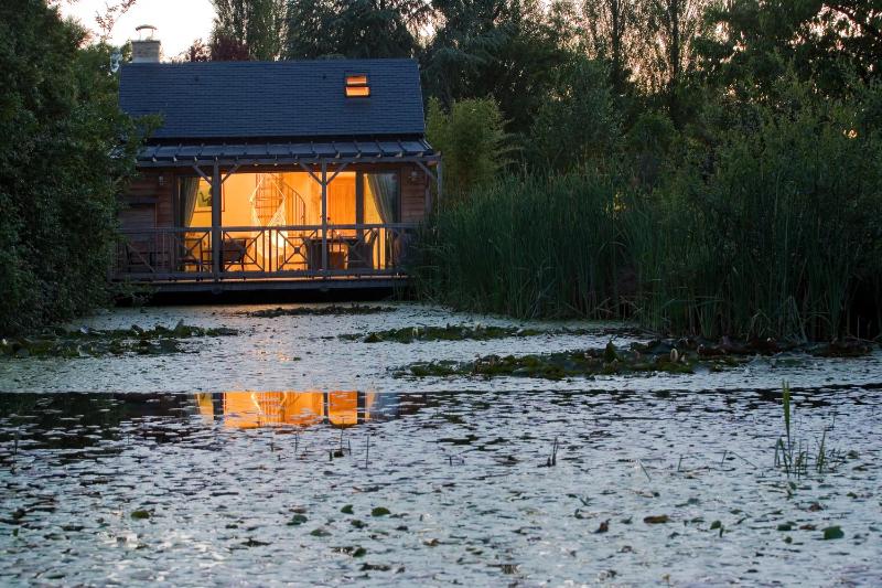 One-Bedroom Waterside House with Access to Pool and Spa image 3
