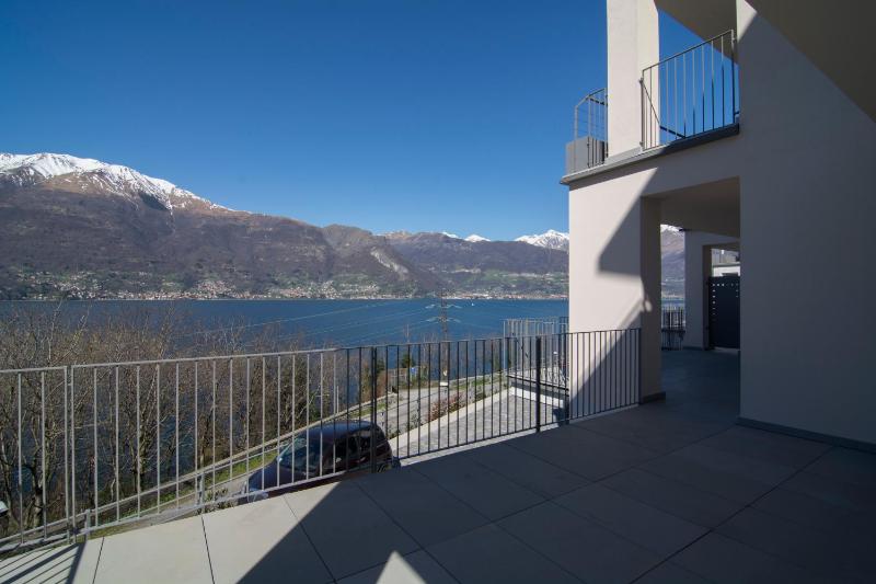 Three-Bedroom Apartment with Lake View - Split Level image 3