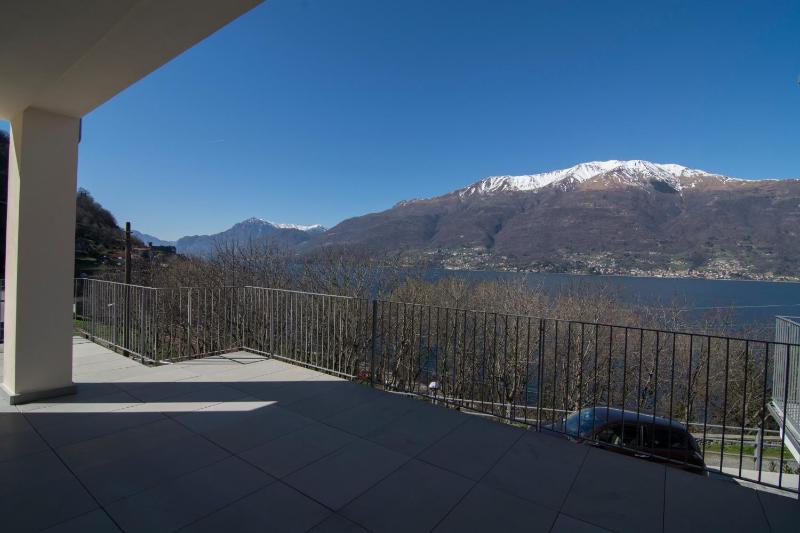 Three-Bedroom Apartment with Lake View - Split Level image 4