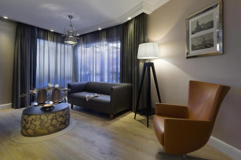Deluxe Suite image 3