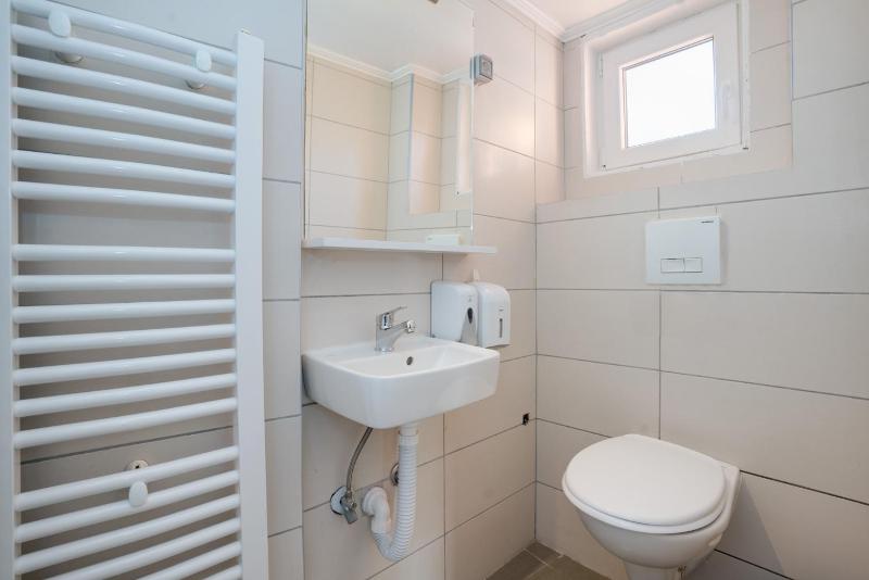 Single Room with Bathroom image 4