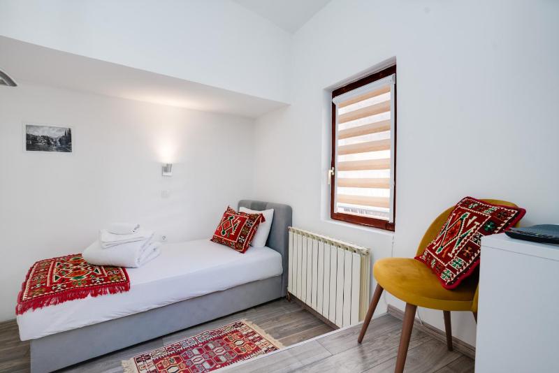 Single Room with Bathroom image 3