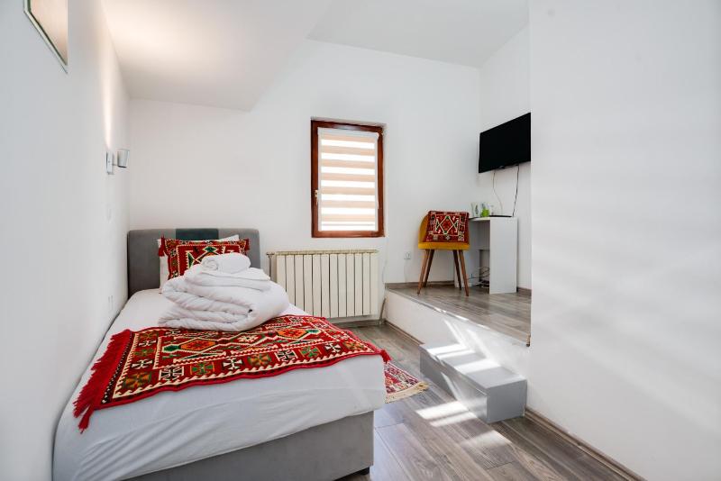 Single Room with Bathroom image 1