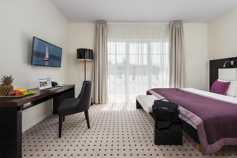Deluxe Double Room with Balcony image 4