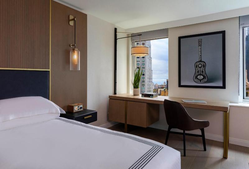 Deluxe King Room image 3