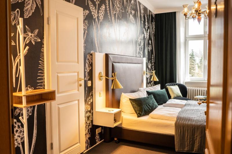 Double Room with Street View image 3