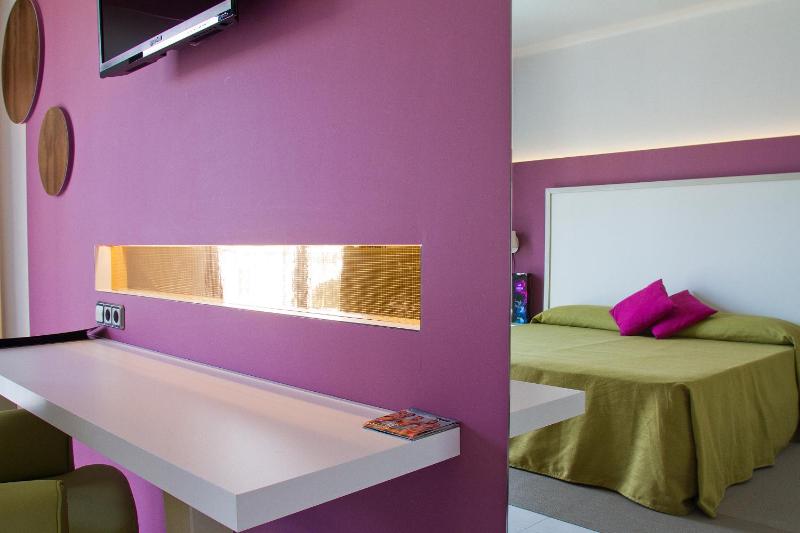 Standard Double Room with City View image 4