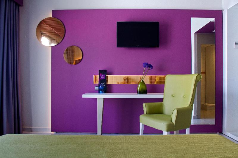Standard Double Room with City View image 3