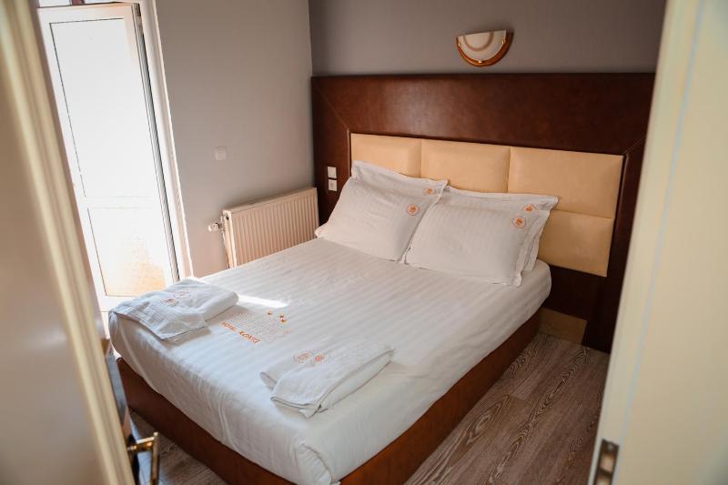 Budget Double Room image 4