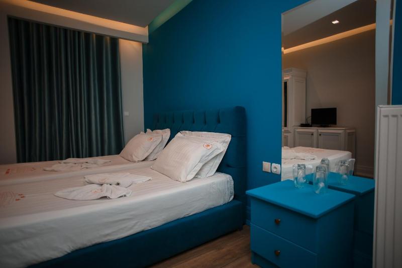 Twin Room image 3