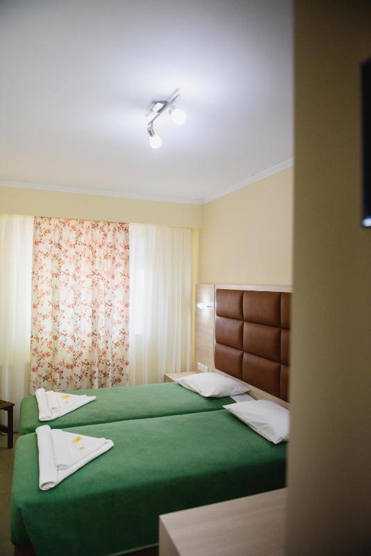 Twin Room image 4