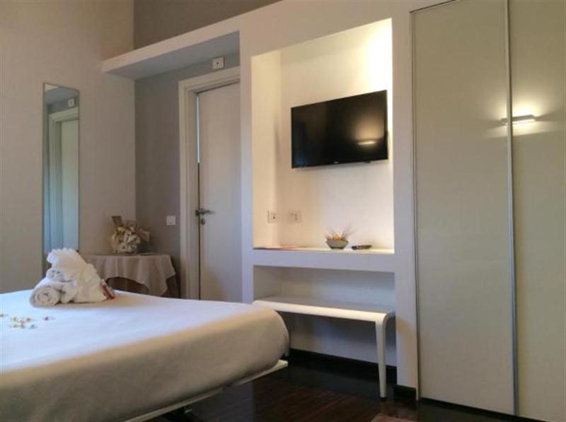 Standard Double Room image 4