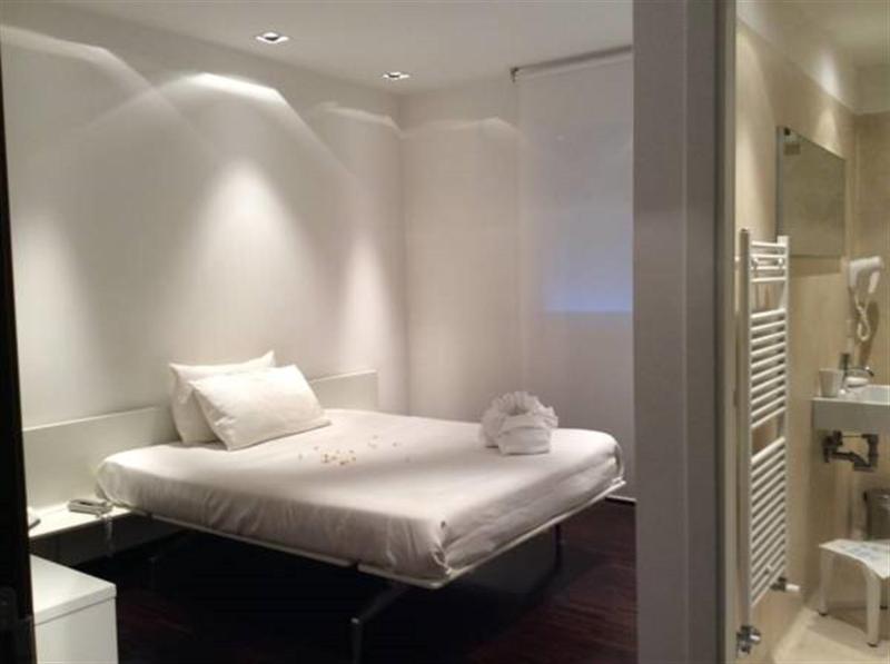 Double Room image 3