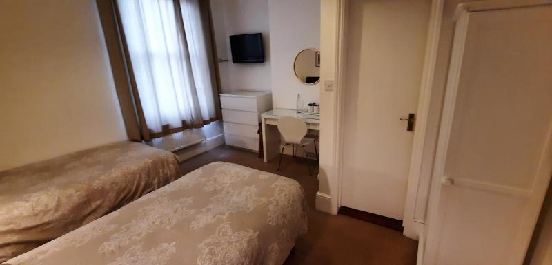 Twin Room image 4