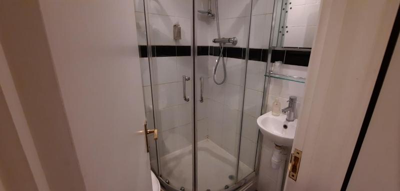 Twin Room image 3