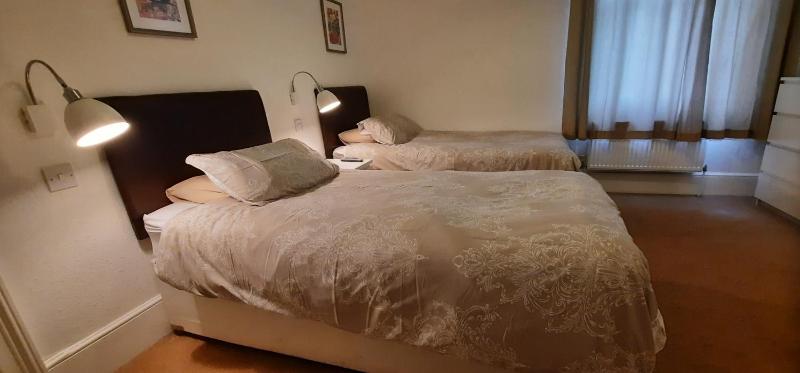 Twin Room image 2