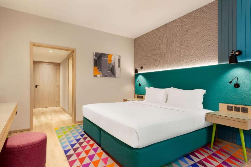 Deluxe Room, King Bed - Complimentary Transfer to La Mer Beach, Dubai Mall / Burj Khalifa Metro Station image 1