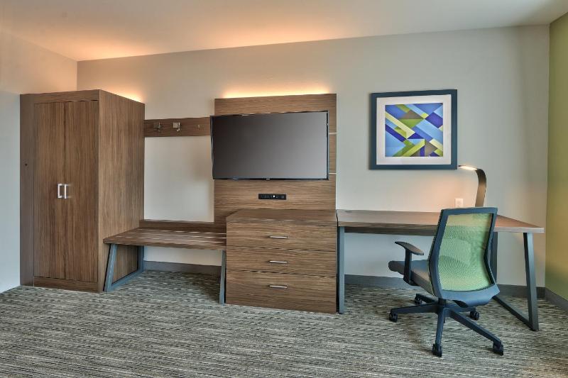 Standard King Room image 3