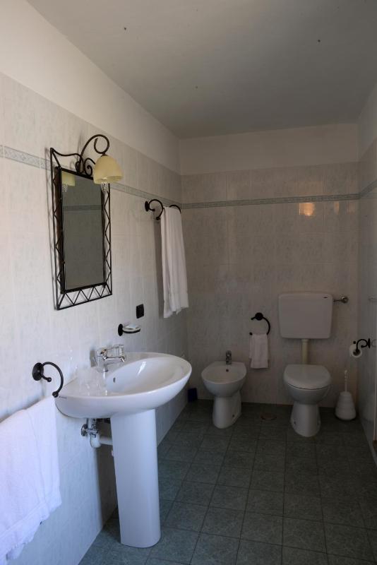 Standard Double Room image 3