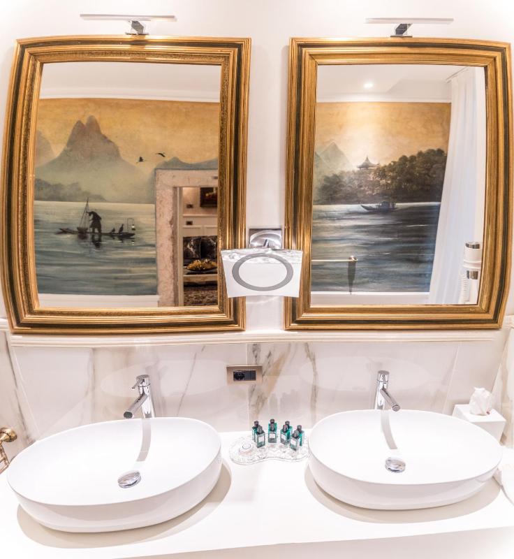 Imperial Suite with Grand Canal View image 3