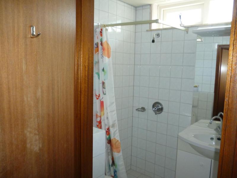 Basic Double Room image 4