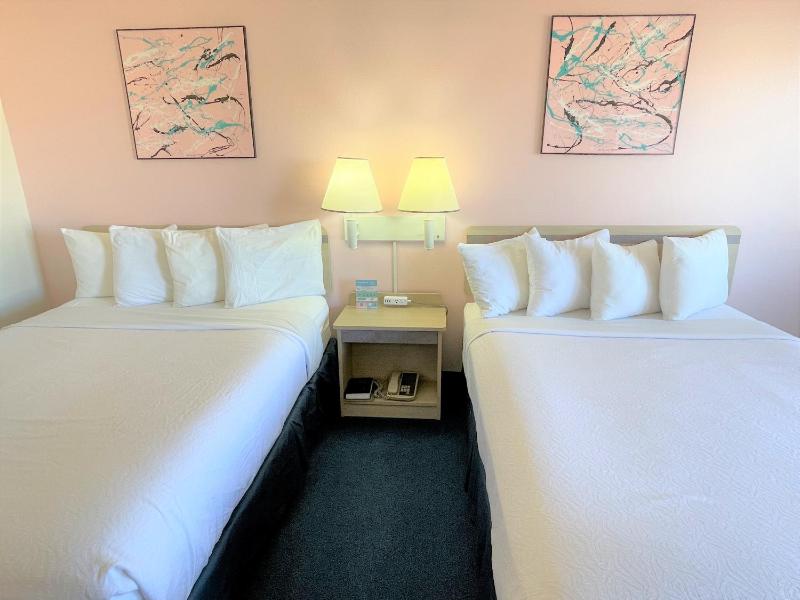 Queen Room with Two Queen Beds - Non-Smoking image 4
