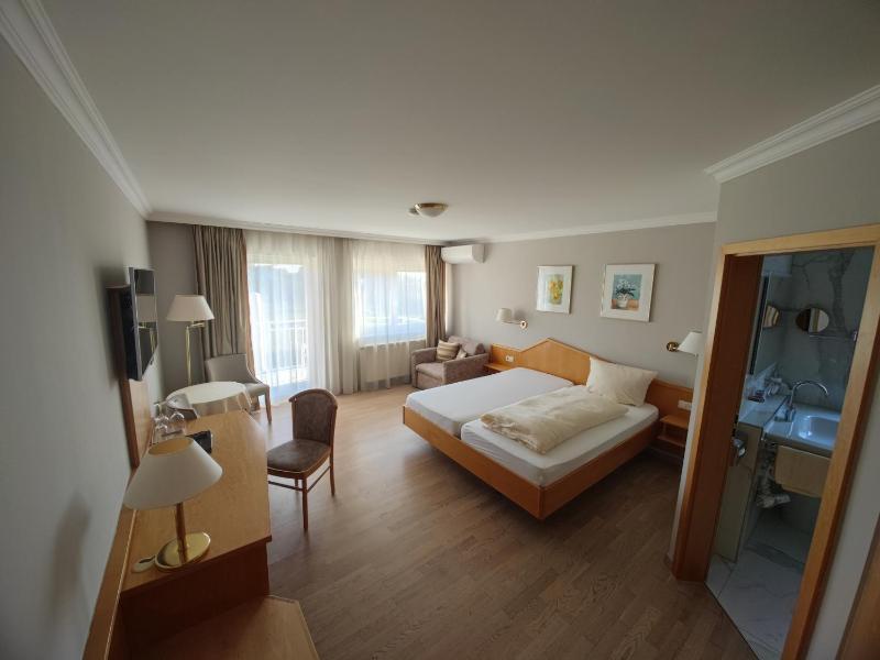Double Room with Lake View image 2