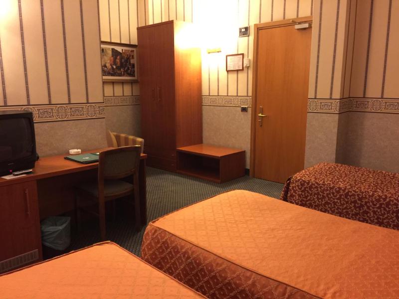 Standard Triple Room image 4