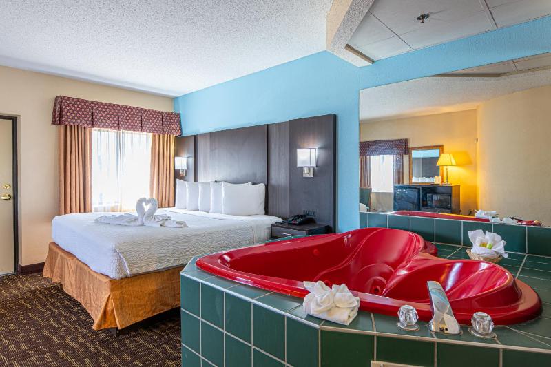 King Room with Fireplace and Spa Bath image 4