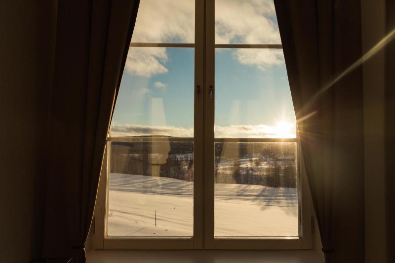 Standard Twin Room with Garden View image 4