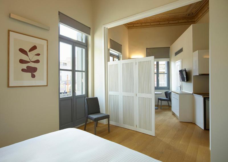 Studio with Balcony image 4