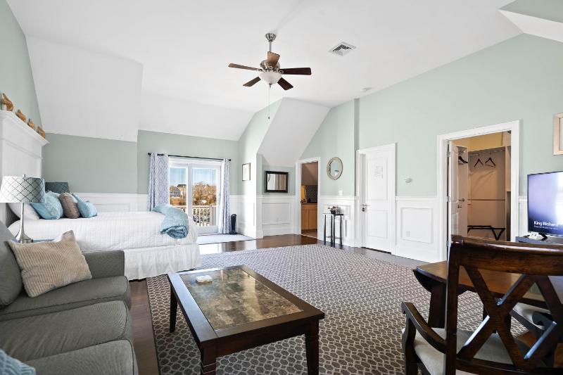 Luxury Suite with Balcony image 1
